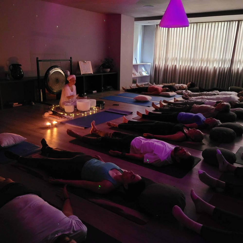 Atrévete a vivir un baño de gong en Medellín y sumérgete en una experiencia de sonido terapéutico para tu bienestar. Gong terapéutico en Marce Anahata, Medellín