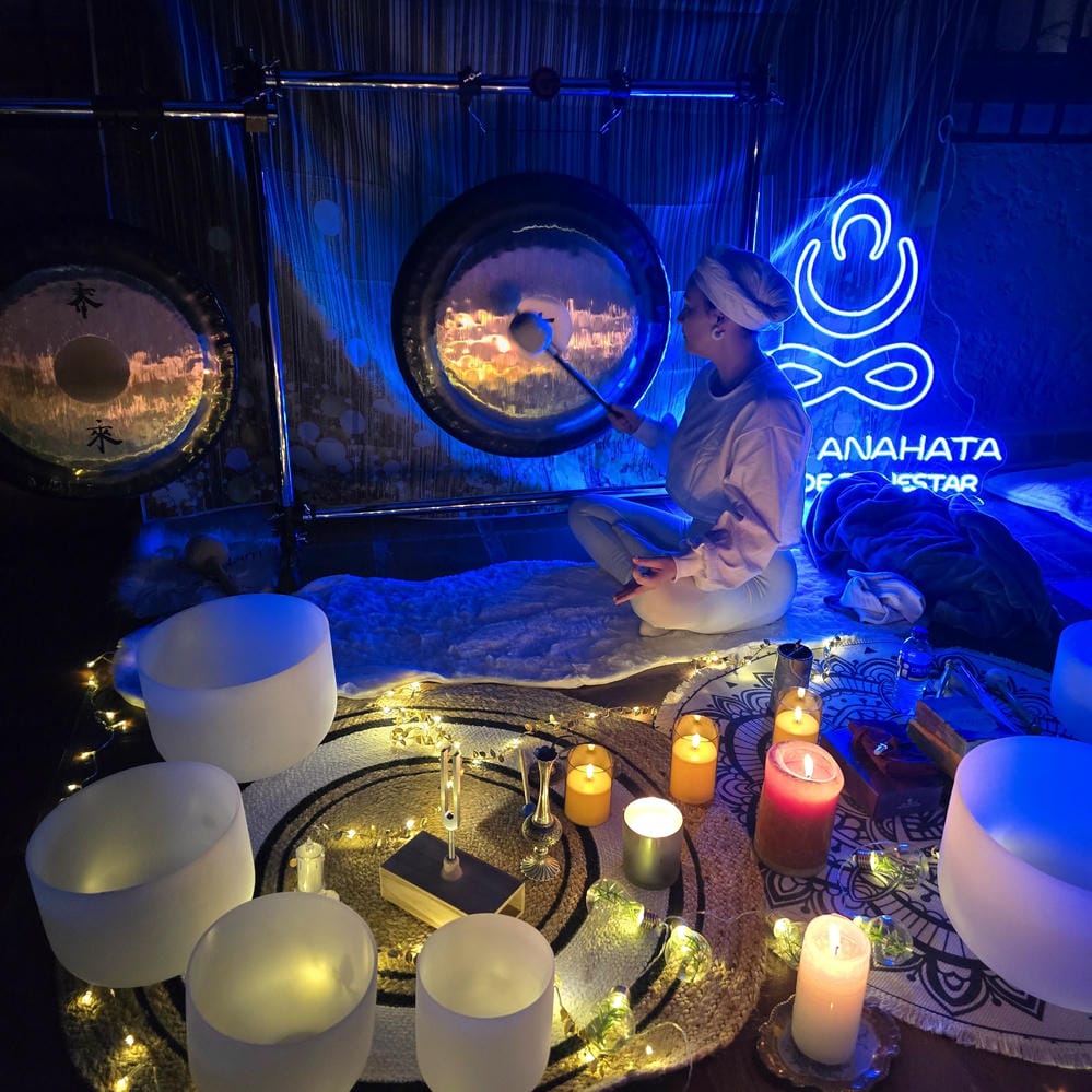 Participantes en relajación profunda durante una sesión de sonido terapéutico en Medellín