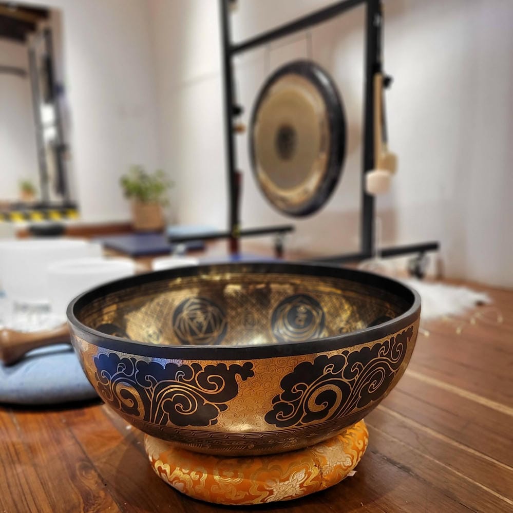 Espacio de bienestar listo para una experiencia de terapia de sonido y baño de gong