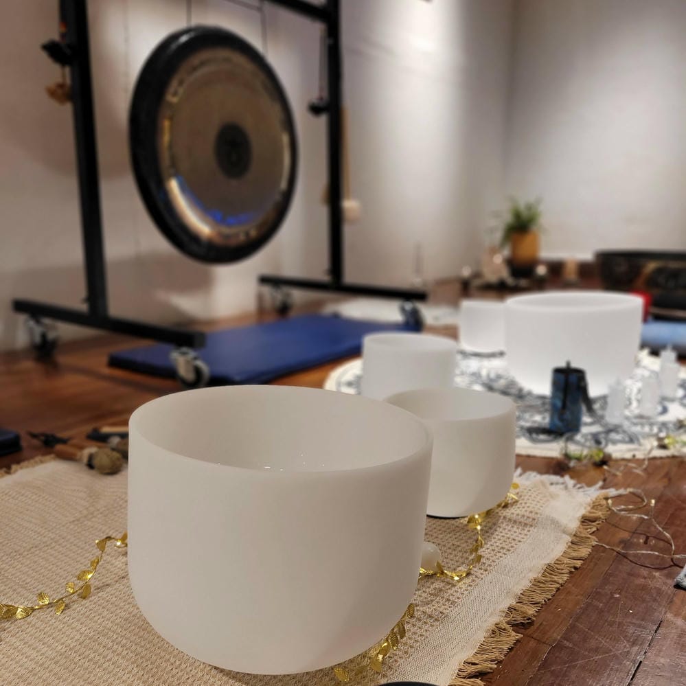 Gong terapéutico preparado para una sesión de baño de gong en Marce Anahata, Medellín