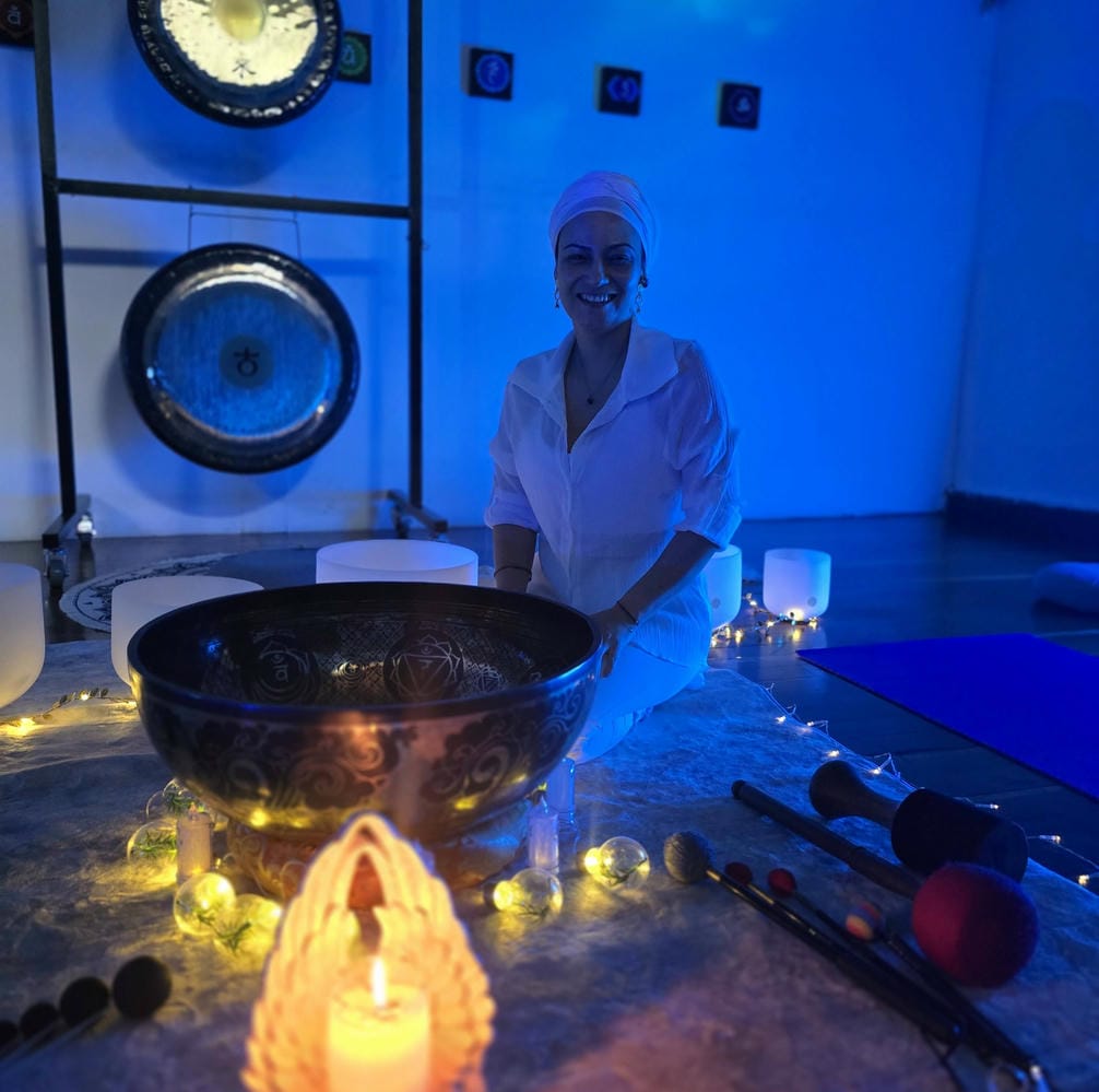 Espacio de bienestar listo para una experiencia de terapia de sonido y baño de gong