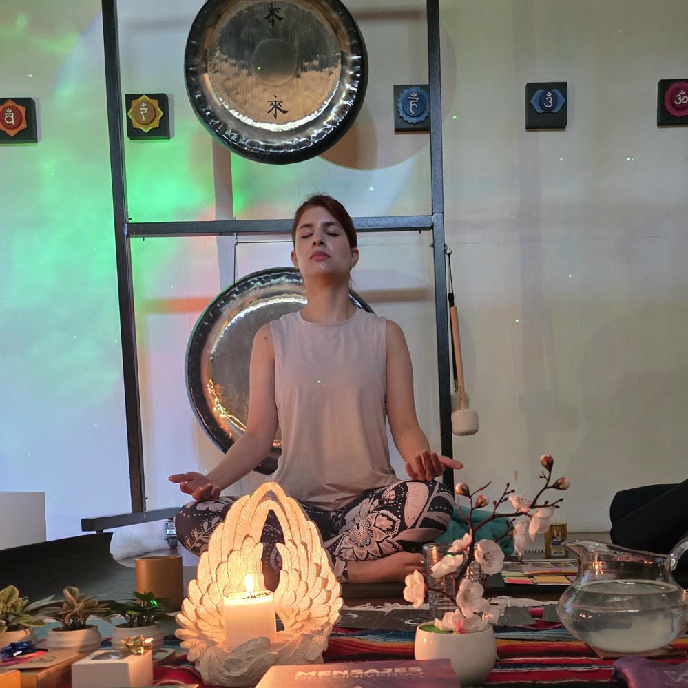 Gong terapéutico preparado para una sesión de baño de gong en Marce Anahata, Medellín