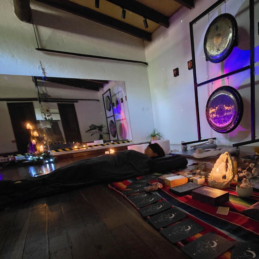 Gong terapéutico preparado para una sesión de baño de gong en Marce Anahata, Medellín