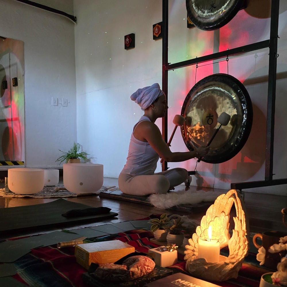 Participantes en relajación profunda durante una sesión de sonido terapéutico en Medellín