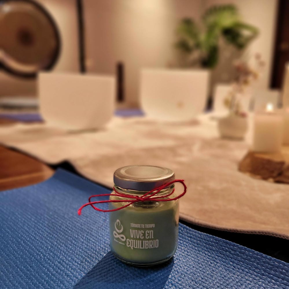 Espacio de bienestar listo para una experiencia de terapia de sonido y baño de gong