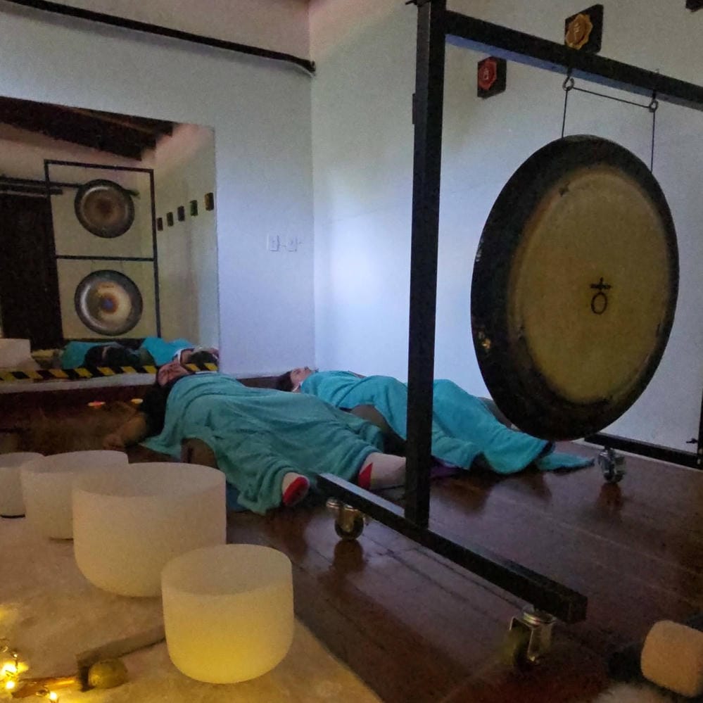 Espacio de bienestar listo para una experiencia de terapia de sonido y baño de gong