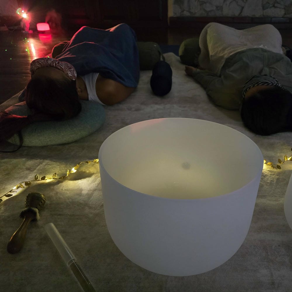 Gong terapéutico preparado para una sesión de baño de gong en Marce Anahata, Medellín
