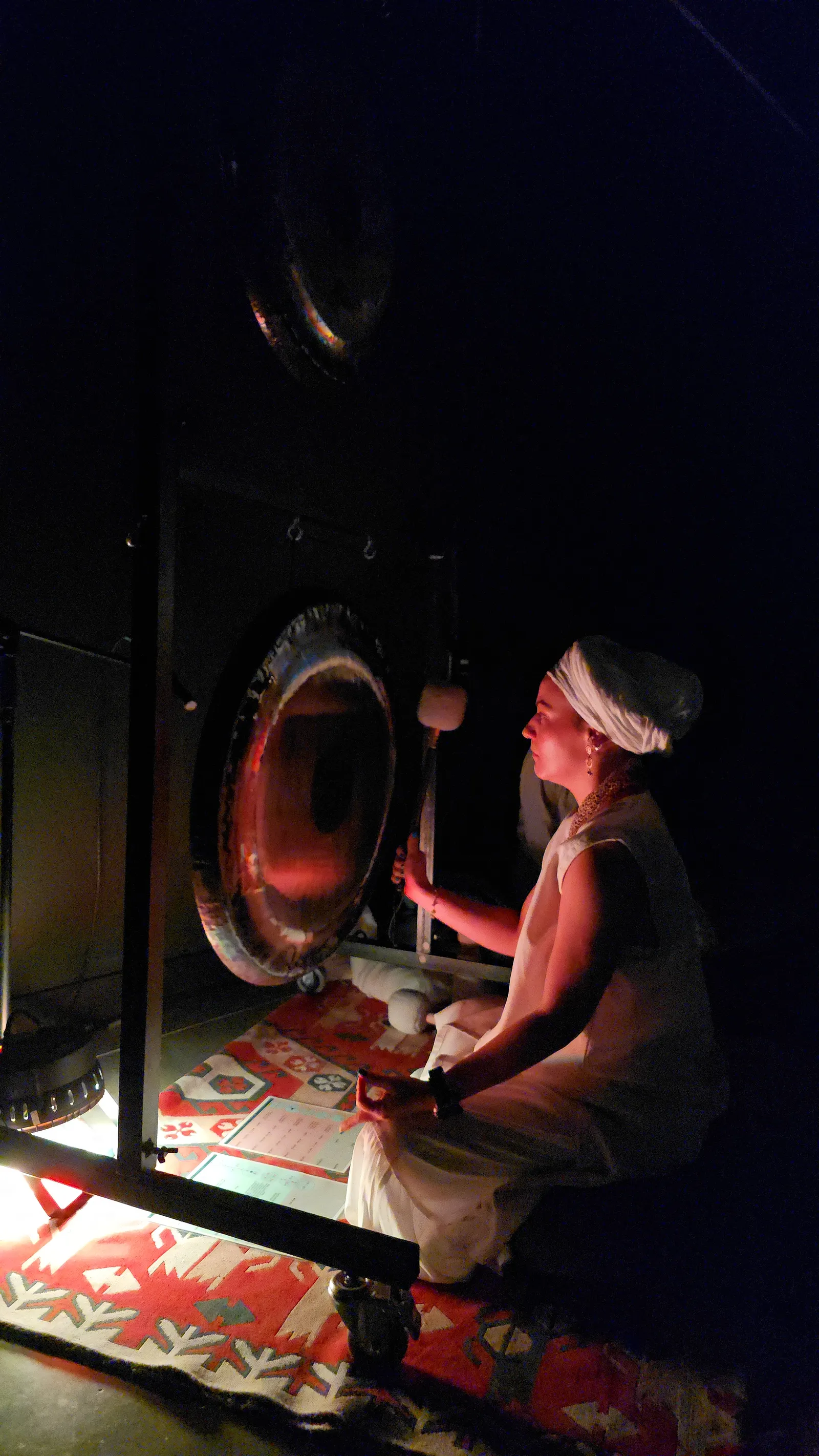 Ambiente iluminado en rojo durante la Puja de Gong Comfama 2025