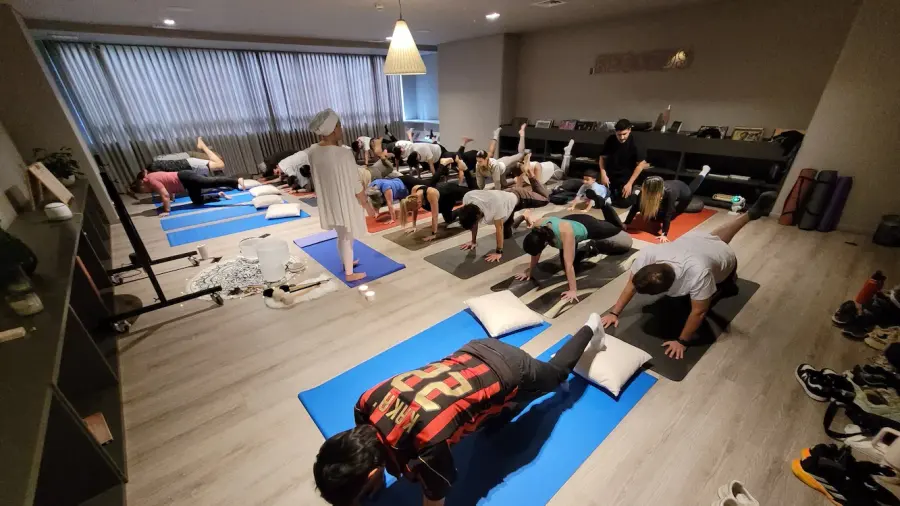 Clase grupal de Kundalini Yoga con Marce Anahata