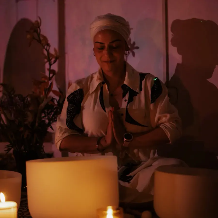 Marce Anahata con cuencos y velas en una clase de yoga