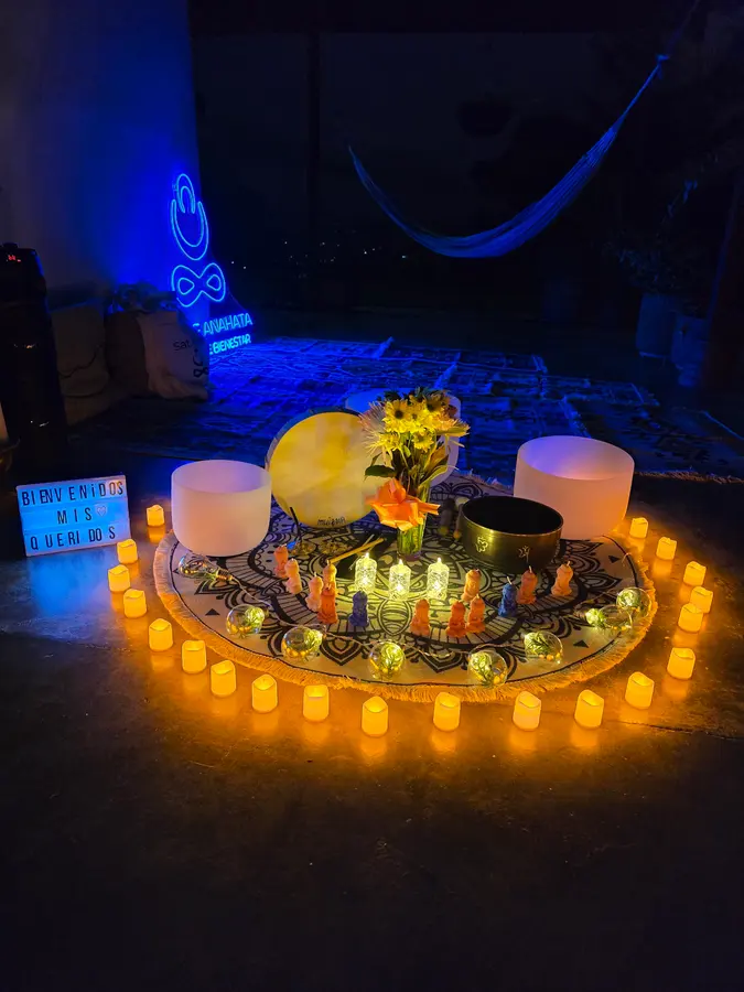 Altar de cuencos y velas en la noche del retiro de 2024