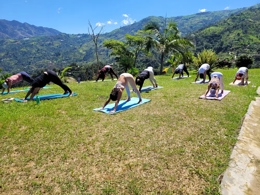 Yoga frente a las montañas en el retiro de fin de año 2024