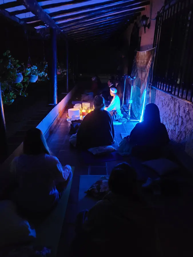 Sadhana antes del amanecer con cuencos de cuarzo