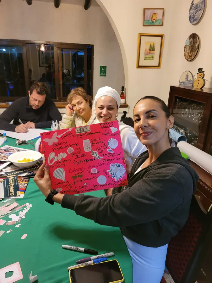 Noche de creación artística en el retiro de 2025