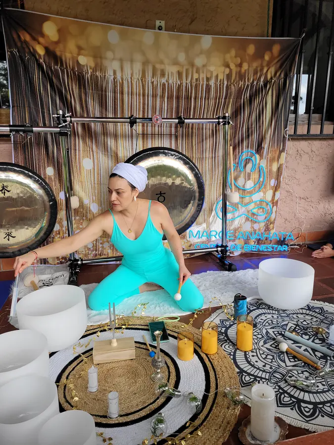 Marce Anahata tocando los gongs en el retiro de fin de año 2025