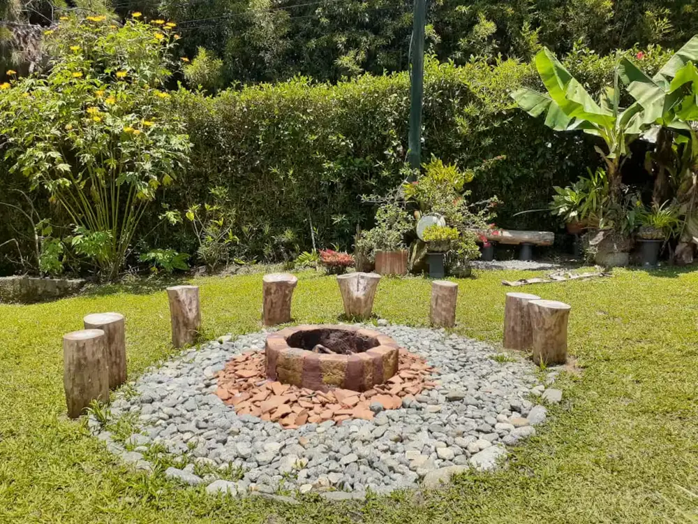 El fogatero de la finca, donde haremos el Ritual del Fuego. Fogatero de piedra con asientos de tronco en la finca de Barbosa