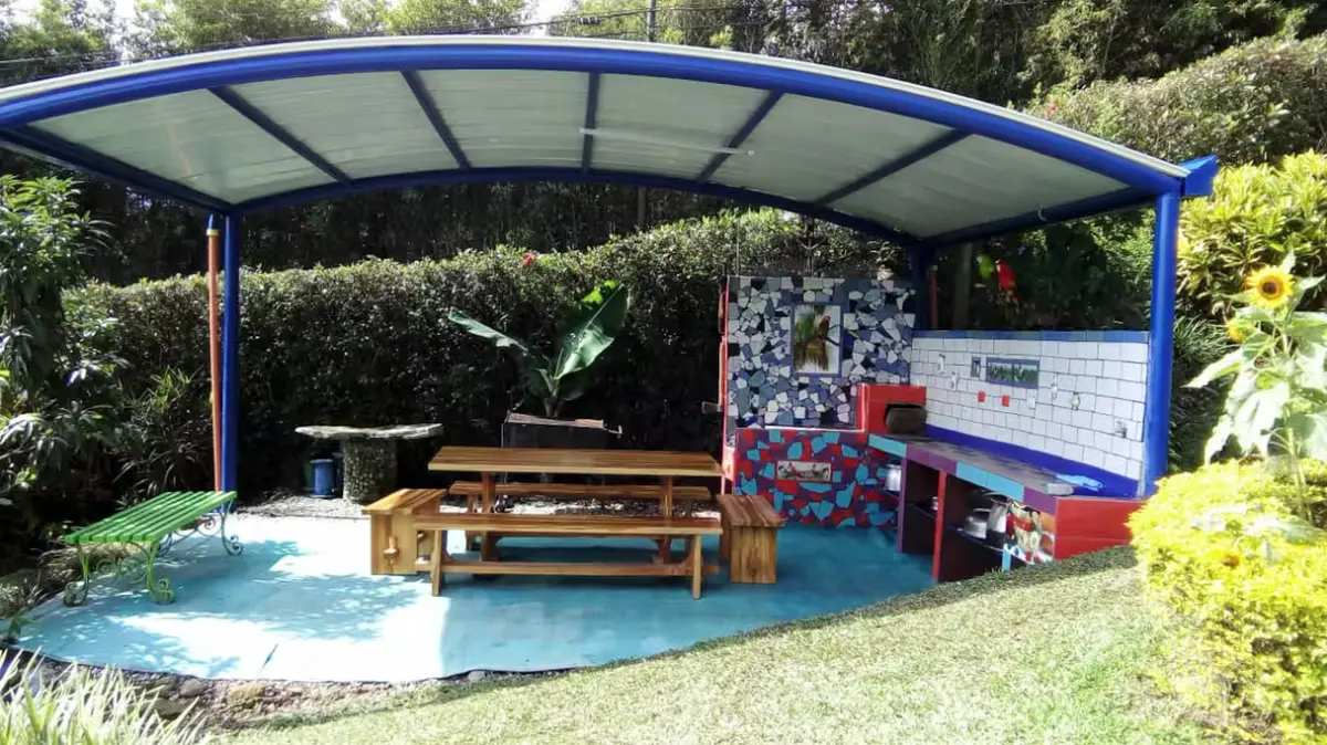 Kiosco y zona verde de la finca