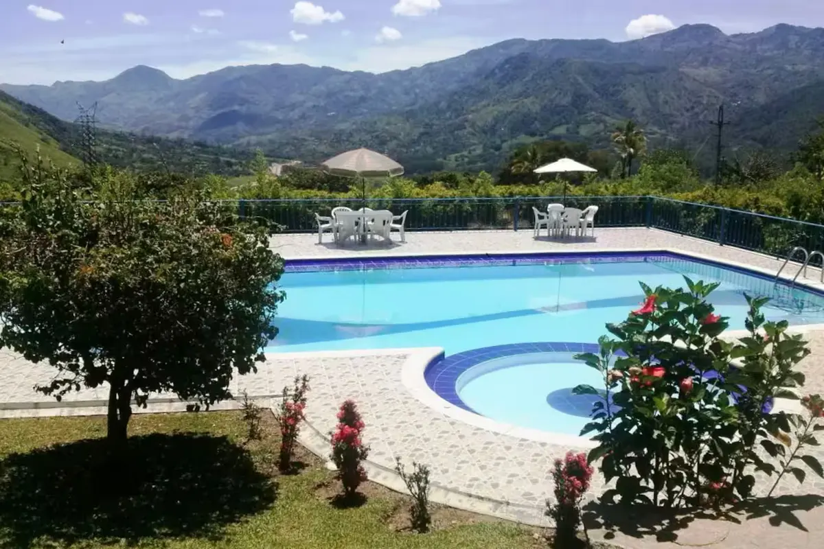 La finca de Barbosa, a menos de una hora de Medellín: aquí despediremos el año del Caballo. Piscina de la finca en Barbosa con vista a las montañas, sede del Ritual de Fin de Año 2026