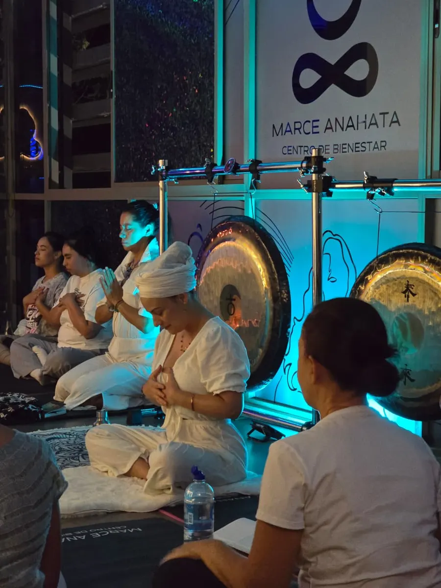 Meditación grupal frente a los gongs en Envigado