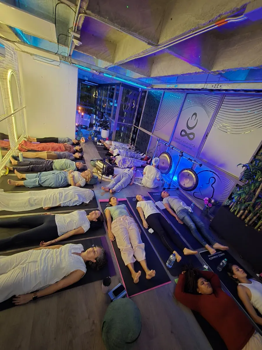 Grupo recibiendo un baño de gong en la sede de Marce Anahata en Envigado